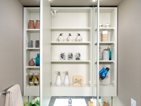 Bathing-wash room.  [Three-sided mirror back storage] Kagamiura is provided with a hook, which is multiplied by the tissue box space and dryer, etc., Mirror cabinet that combines the storage capacity and functionality. The center of the mirror is equipped with anti-fog heaters.