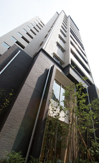 Shared facilities.  [appearance] Dignified appearance texture rich border tiles draw. Relaxed atrium and light pillars also glimpse from outside, To fully imagine the quality of living space.