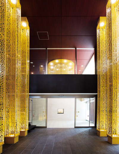 Shared facilities.  [Entrance hall] High ceilings stand out metal made of pattern design. Entrance Hall, which portrays the texture rich wall of leather-tone tile.