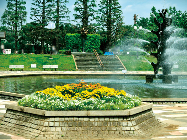 Surrounding environment. A lot of people gather Setagaya park around the fountain (about 850m ・ 11-minute walk)