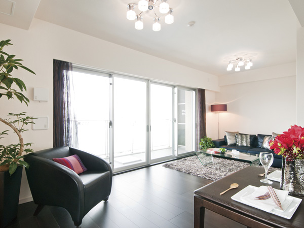 Room and equipment. About 17.5 tatami mats of living, which directed the airy interior space in Haisasshi ・ dining. It overlooks the residential area of ​​Komazawa direction from the balcony. (living ・ dining / D type)