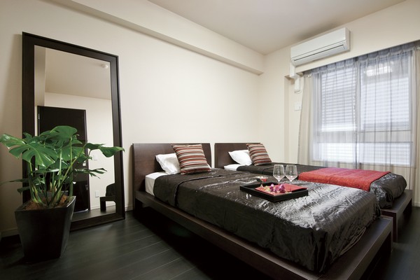 Walk-in closet is equipped with Western-style (1) in the main bedroom. Because the windows are using a high sound insulation multi-layer laminated glass, Gently spend leisurely
