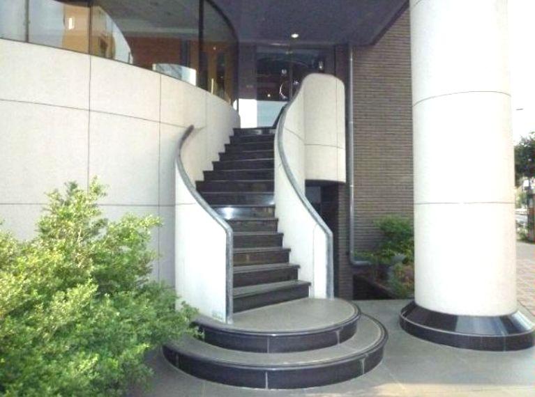 Entrance. Common areas