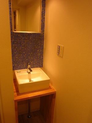 Wash basin, toilet. Wash basin