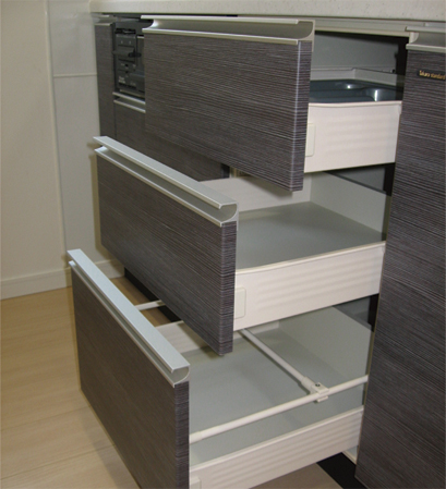 Kitchen.  [Slide storage] GRASS Co., Ltd. of Nova classic that obtained the high confidence in the world in the drawer ・ It has adopted a pro-rail. It is with air Matic function drawn slowly decelerating in front of closed.  ※ Under the sink will be hinged door. (Pull-out cabinet)