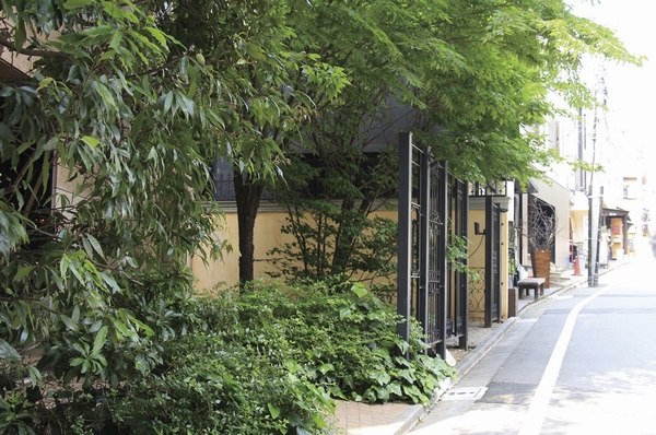 Building structure. 1 minute walk from the local to the front street (about 80m)