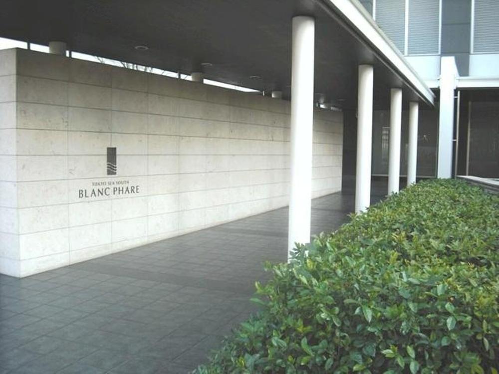 Entrance. Common areas