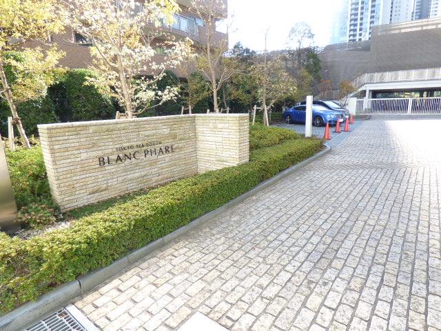 Entrance. Entrance for parking