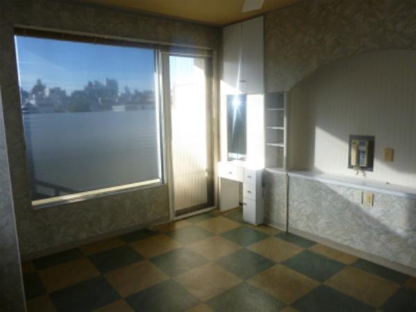 Non-living room. 10 Pledge a Western-style. View is good.