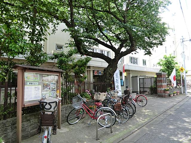 Primary school. God 応小 17m to school