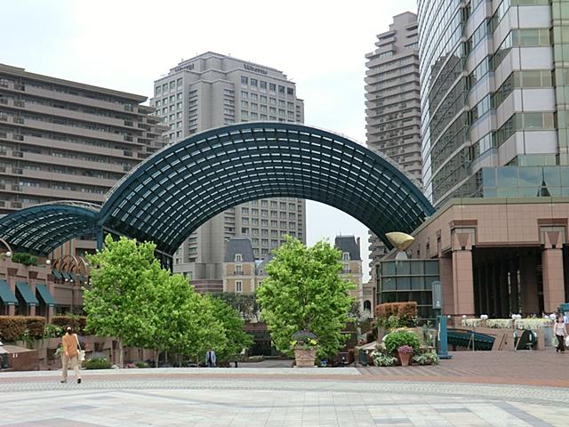 Shopping centre. To Ebisu Garden Place 1010m