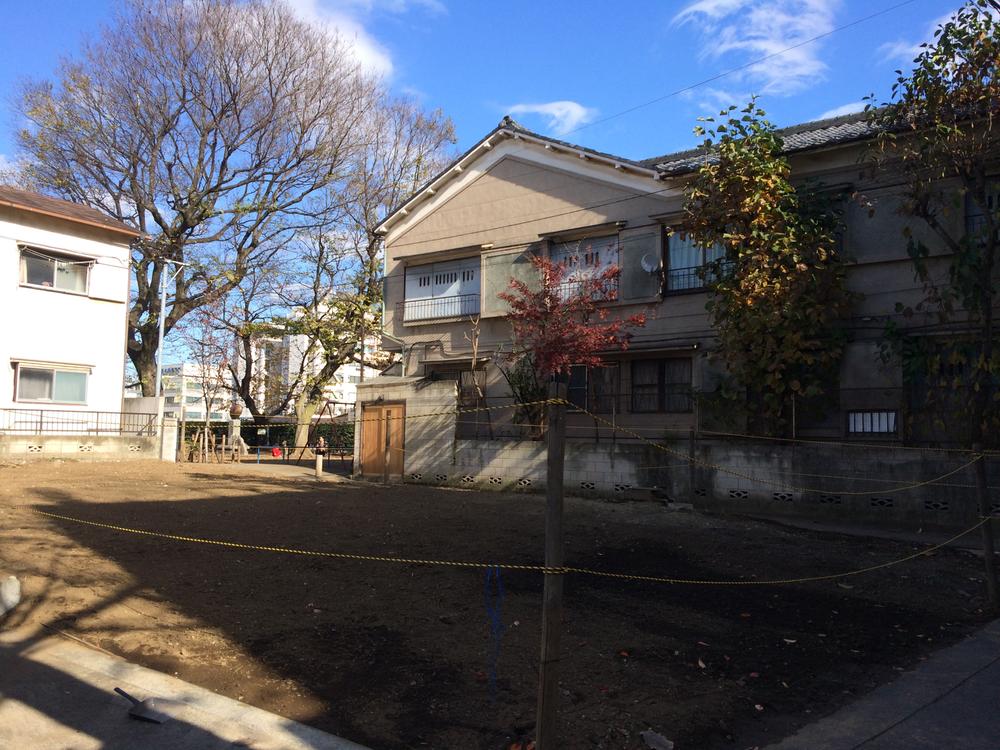 Local land photo. Facing the south road, There is also children's park in the adjacent land