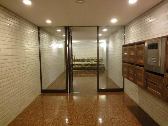 Entrance. Common areas