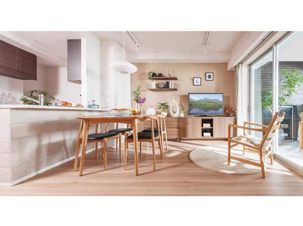 Living.  [living ・ dining ・ kitchen] Every day gathering, Talking, Relax, Special place in the house. The space to feel relaxed, Two people of the time, In moments to spend with family, It brings relaxation and spacious.  ※ All the published photograph of the thing that was taken the model room B type in October 2013 following. furniture ・ Furniture etc .., Not included in the sale price. Also some paid options ・ It has become a model room specification. (Application deadline Yes)