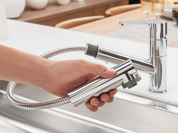 Kitchen.  [Single lever mixing shower faucet] Adoption of a single-lever mixing shower faucet in the kitchen. Care is also comfortable in the sink in the shower faucet pull-out.