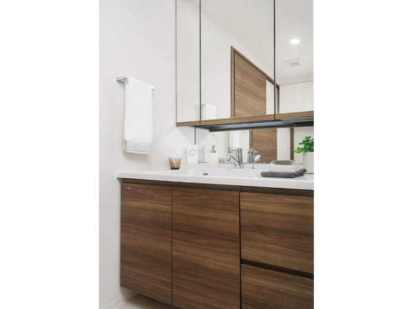 Bathing-wash room.  [Powder Room] The restroom use every day, Providing a wide three-sided mirror, Equipped with a comfortable artificial marble countertops of care even more beautiful. of course, Also it is also available space that can store plenty bits and pieces day supplies.