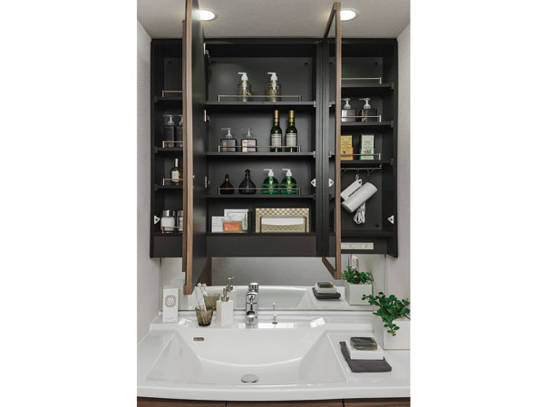Bathing-wash room.  [Housed with three-sided mirror] Installing a vanity with functional three-sided mirror. On the back side of the three-sided mirror there is a storage space, You like can the storage cosmetics and accessories. Because it is both the vanity and washbasin, You can also adjust the make-up in the basin.