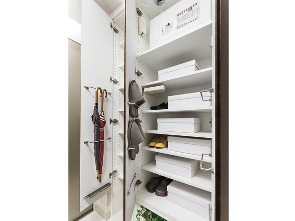 Receipt.  [Footwear input] Throughout the storage space for clean up clean the house. Shoes and personal belongings of accessories, Including the closet for storing clothes, Such as home appliances and daily necessities of stock, Definitive way gone according to the use or purpose, It has established a variety of storage space.