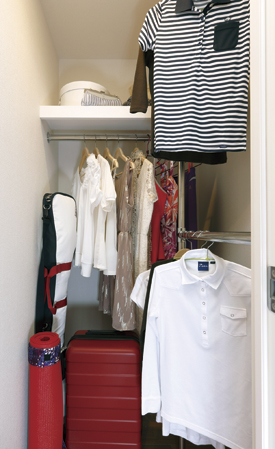 Receipt.  [Walk-in closet] Providing a hanger pipe that clothes can be multiplied by two upper and lower stages, You can take full advantage of the space.