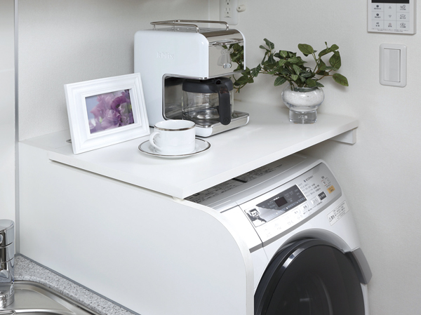 Kitchen.  [Laundry counter] Is on the washing machine was also provided a convenient laundry counter as stock space of secure and kitchen supplies of cooking space.