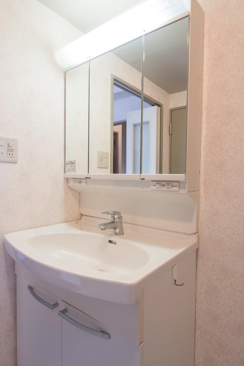 Wash basin, toilet. Indoor (12 May 2013) Shooting