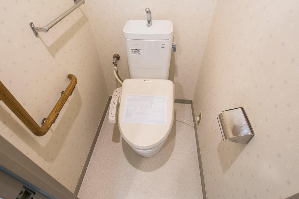 Toilet. Indoor (12 May 2013) Shooting