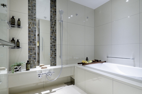 Directions to the model room (a word from the person in charge)