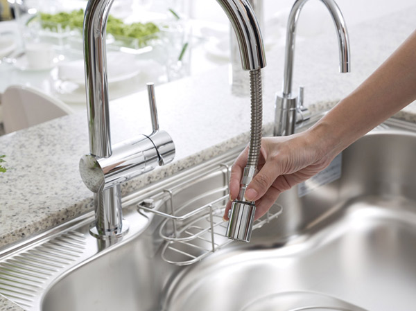 Kitchen.  [Single lever mixing faucet] Adoption of a single-lever mixing faucet that can be easily adjusted to the amount of hot water in one hand. Since it is also possible to use pull out the nozzle part, Excellent usability, Also can be done to ease the case of the cleaning of the dishwasher and sink.  ※ It will be with spray switching function