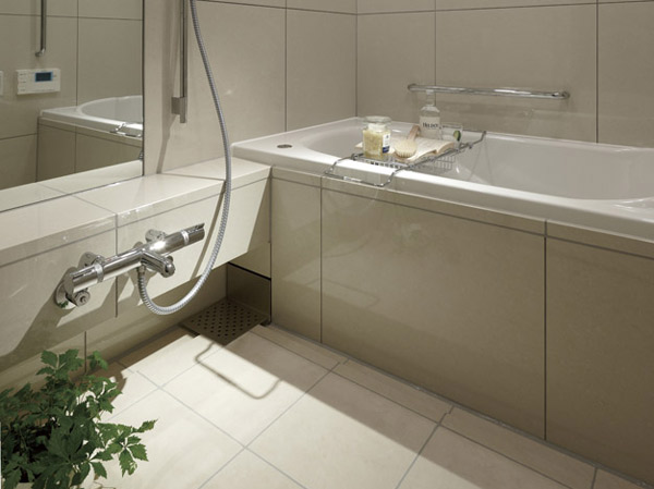 Bathing-wash room.  [Low-floor unit bus] Adopt a low-floor type unit bus which was kept low straddle height of the tub. You can also safely bathe in the people of the small children and elderly.