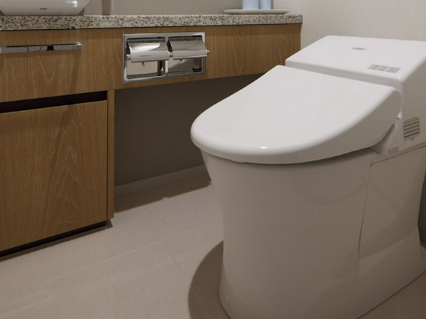 Bathing-wash room.  [Low silhouette type tank toilet] Adjust the amount of water in the automatic opening and closing function and the seating time of the lid (wash water volume about 4.8L). It has achieved a water-saving compared to about 71% of the conventional TOTO product. Also, Also it has become also easy to shape a quiet and clean washing sound.