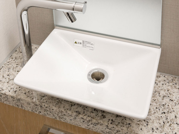 Bathing-wash room.  [Hand wash counter] Hand washing counter to produce a space of the room has been set up in the toilet.