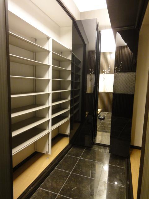 Entrance. Local (11 May 2013) Shooting