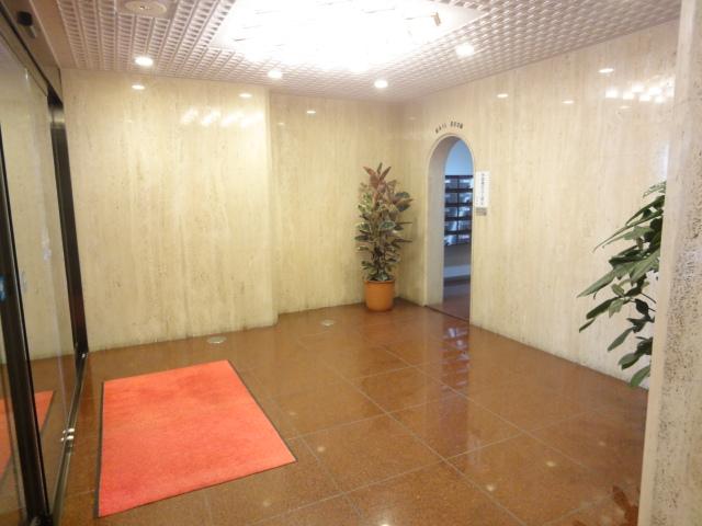 lobby. Local (11 May 2013) Shooting