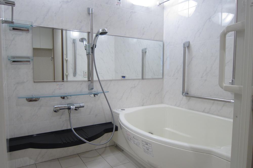 Bathroom. With bathroom heating dryer, Low-floor is a bathtub
