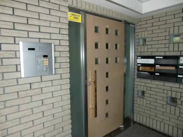 Entrance. Common areas