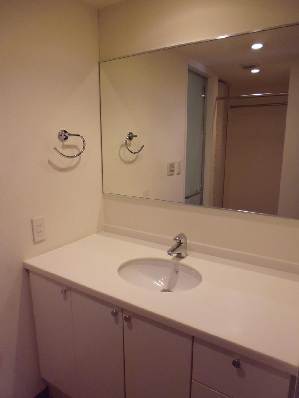 Wash basin, toilet. Wash basin