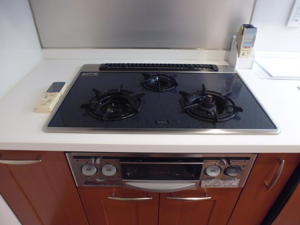 Kitchen. 3-burner stove