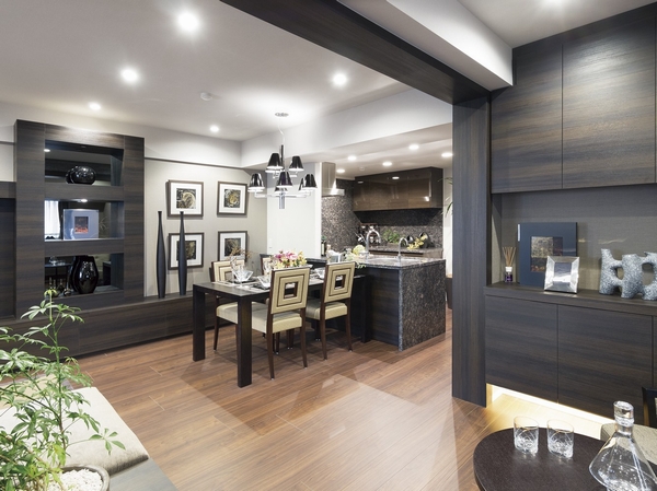 About 18.9 tatami room full of the LD, Wide, flooring and natural materials will be wrapped in a sign of quality to foster. Please by all means to experience the height of the size and specifications of interior shine beautifully