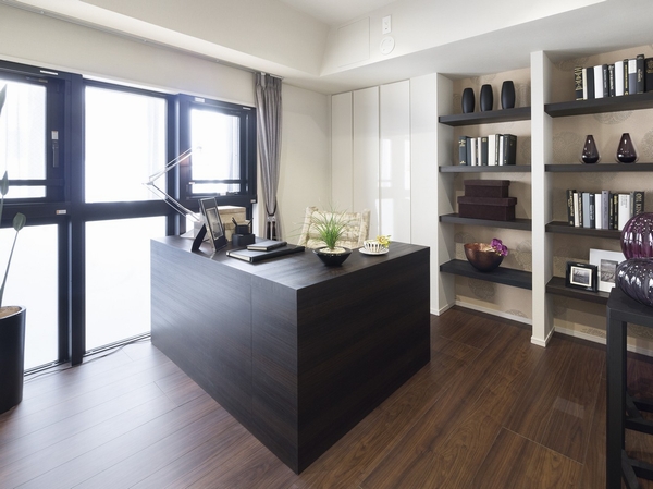 DEN is in the basic plan will be private (Western-style 2), It has been designed as the main bedroom and a multi-purpose space that became the stretch in the model room. It can be used as such as a study