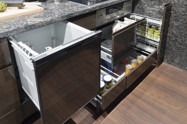 Built-in dishwasher in the kitchen, Under the counter cabinet + baseboards storage, Such as slide cabinet is the equipment packed space provided with a mesh basket