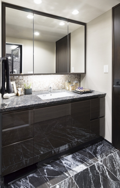 Also wrapped in fine atmosphere wash room. Natural stone counter, Melamine veneer door, etc., Commitment to aesthetics, Also substantial storage such as a two-stage drawer base cabinet