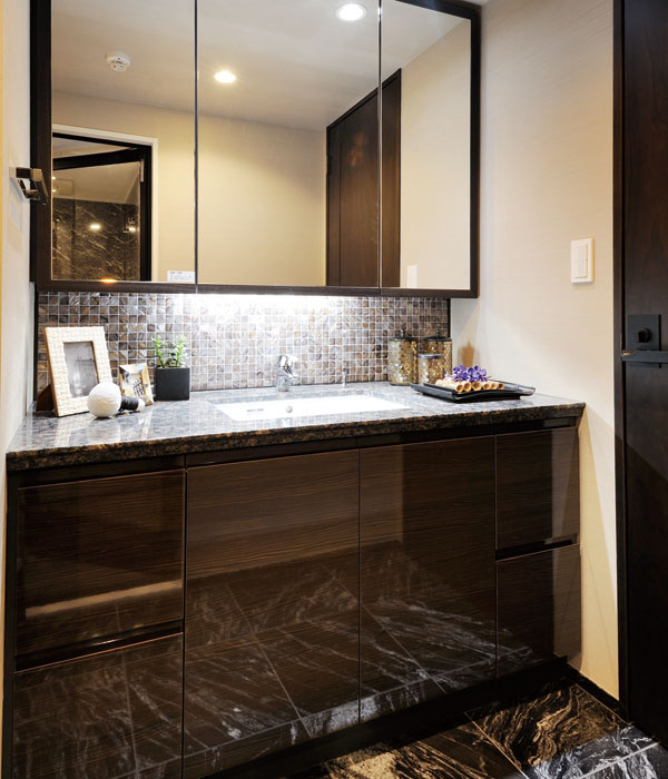 Bathing-wash room.  [Comfortable and grooming, Easy-to-use functional beauty] Available space of the storage on the back side of the large mirror. It can be stored, such as cosmetics to use every day of grooming. (POWDER ROOM)