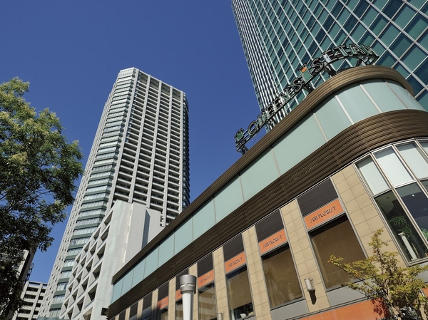 Other.  [Platinum Takanawa] Neighborhood (walking 13 minutes / About 970m). There is a supermarket Queens Isetan platinum Takanawa shop of "platinum Takanawa" station directly connected, It is convenient to use the way home. Improvement has been around the station is, And street trees also have been orderly, Beautifully refined streets has spread