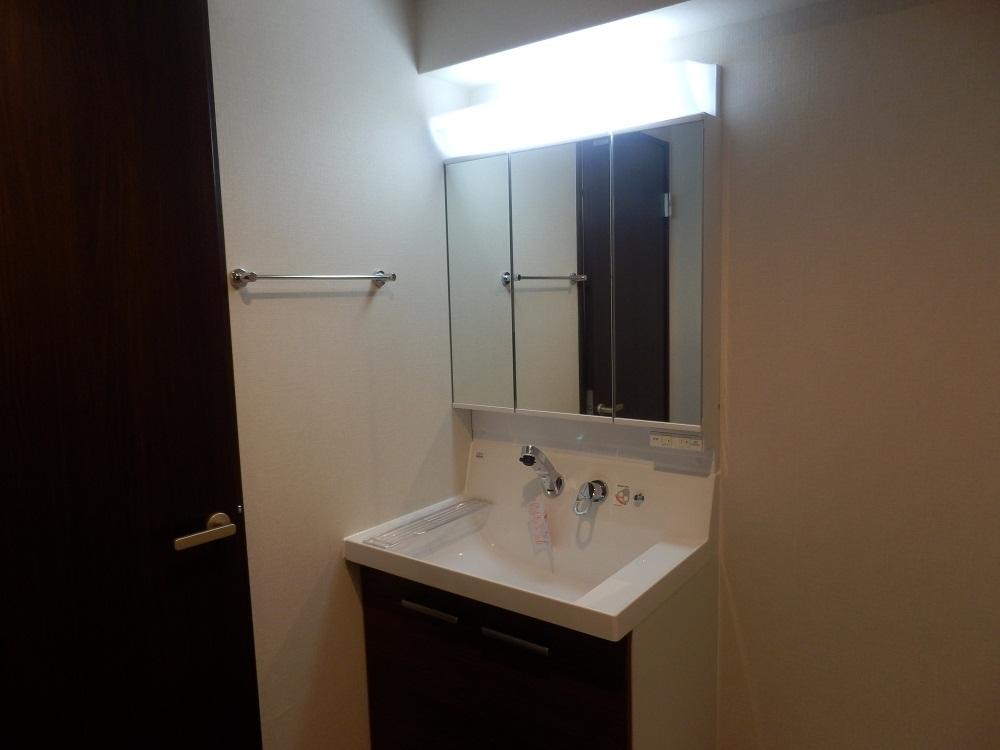 Wash basin, toilet. Indoor (11 May 2013) Shooting