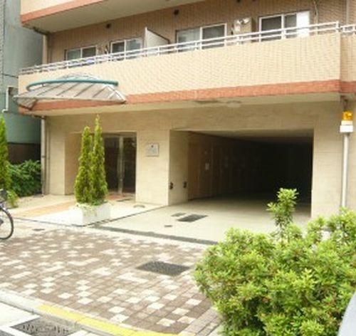 Entrance. Common areas