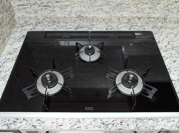 Kitchen.  [Glass top plate] Adopt a glass plate that are both beauty and durability. Not only beautiful, Strongly to heat and shock, Difficult dirty luck, It is easy to clean.