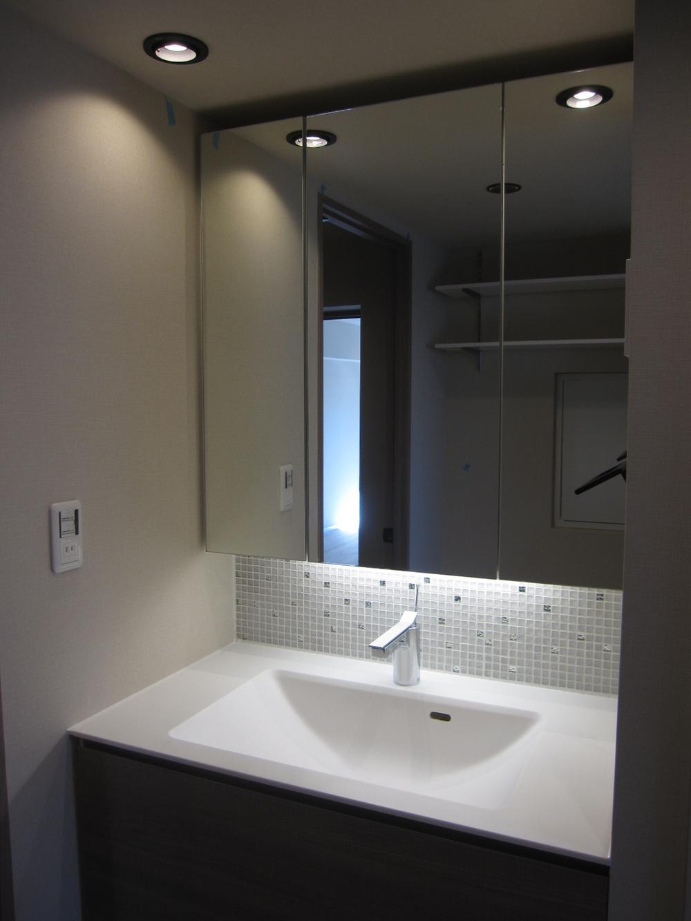 Wash basin, toilet. Indoor (12 May 2013) Shooting