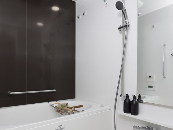 Bathing-wash room.  [bathroom] Including the drying of laundry, such as rainy weather or at night, Ventilation of the bathroom, heating, And have bathroom ventilation dryer with a bathroom with features such as air. Such as adopting the thermo-floor or a slide bar with a shower head, Spend a comfortable bath time.