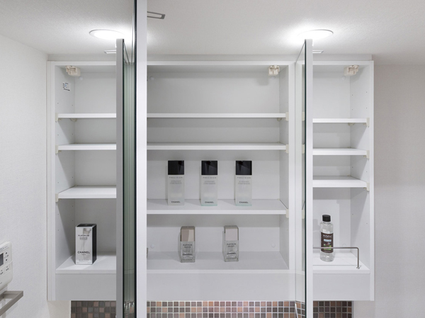 Bathing-wash room.  [Three-sided mirror back storage] The back side of the triple mirror has equipped with functional cabinet having a tissue box space.