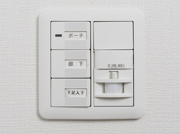 Other.  [Entrance lighting with motion sensors] Adopting the entrance lighting for automatic lighting by sensing the movement of people. Eliminate the inconvenience to manipulate the switch in the dark.